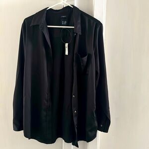 NWT - Gap silky satin boyfriend button down. Size M in Black